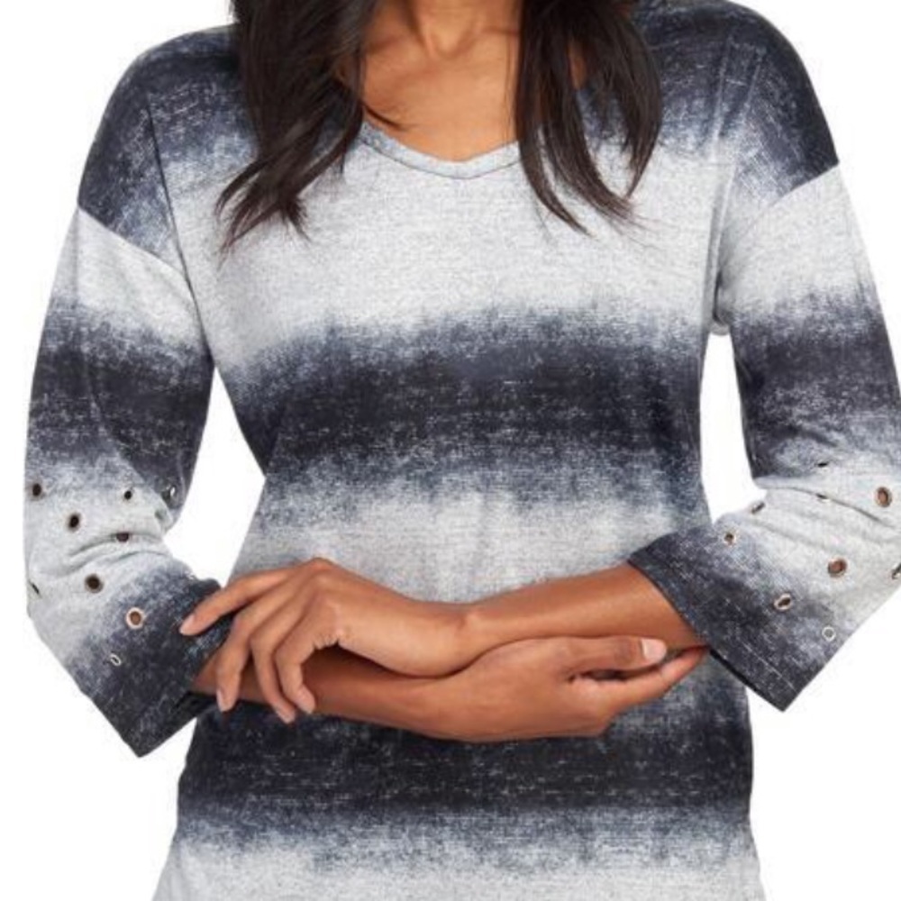 ONQUE CASUAL COZY OMBRÉ TOP SMALL NEW